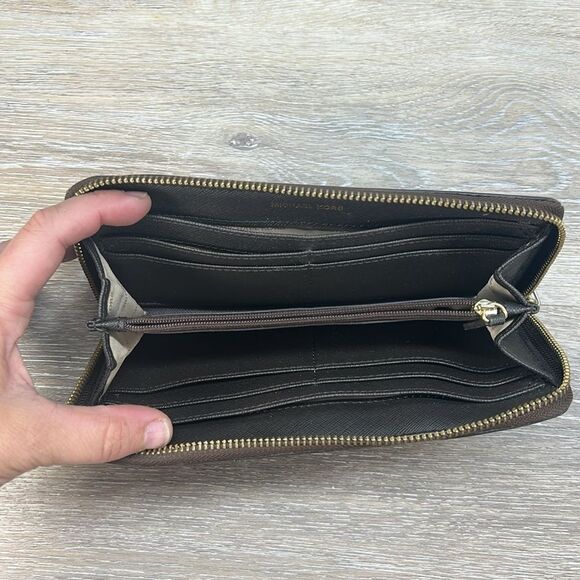 1122 Michael Kors brown signature full zip wallet - Picture 8 of 12